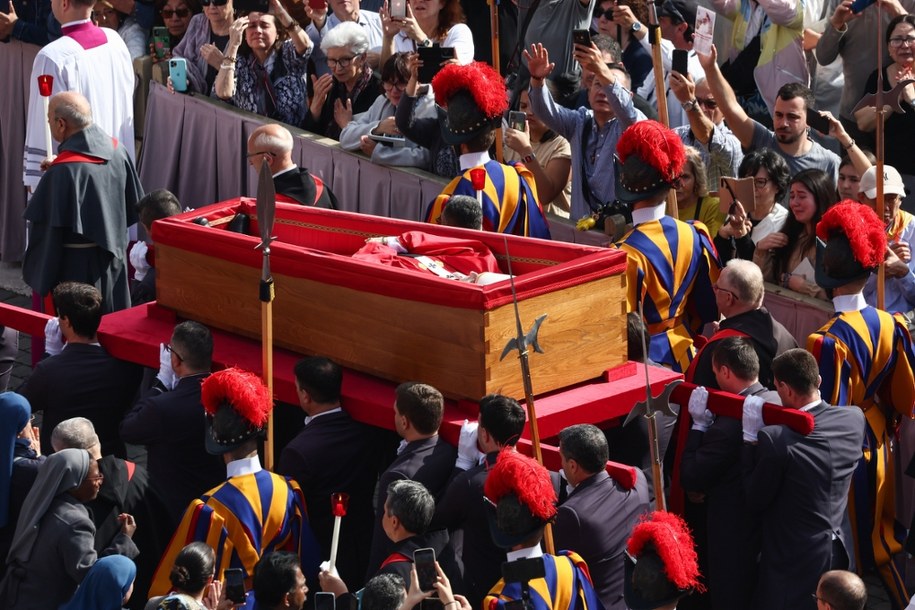 Obrzęd przeniesienia trumny z ciałem papieża Franciszka z kaplicy Domu Świętej Marty do bazyliki Św. Piotra w Watykanie /Art Service /PAP