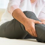 Obrzęki nóg mogą mówić więcej, niż myślisz. Sprawdź, co naprawdę je powoduje