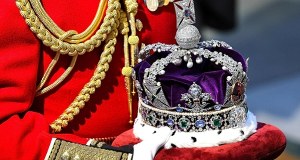 Obrzucili gablotę z koroną kremem. Cztery osoby aresztowane