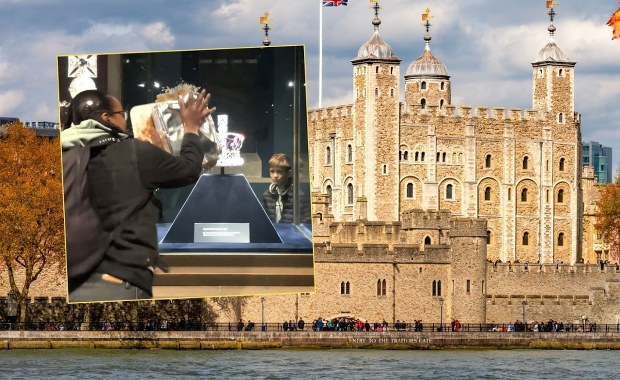 Obrzucili gablotę z koroną królewską kremem. Jest nagranie