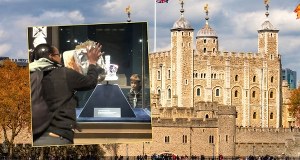 Obrzucili gablotę z koroną królewską kremem. Jest nagranie