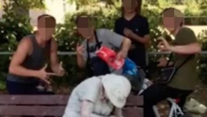 Obrzucili niepełnosprawną kobietę jajkami i mąką. Potem pozowali do zdjęcia