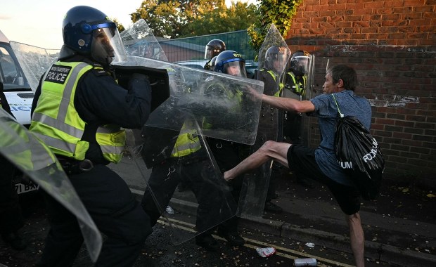 Obrzucili policjantów cegłami. Zamieszki po zabójstwie polskiego studenta