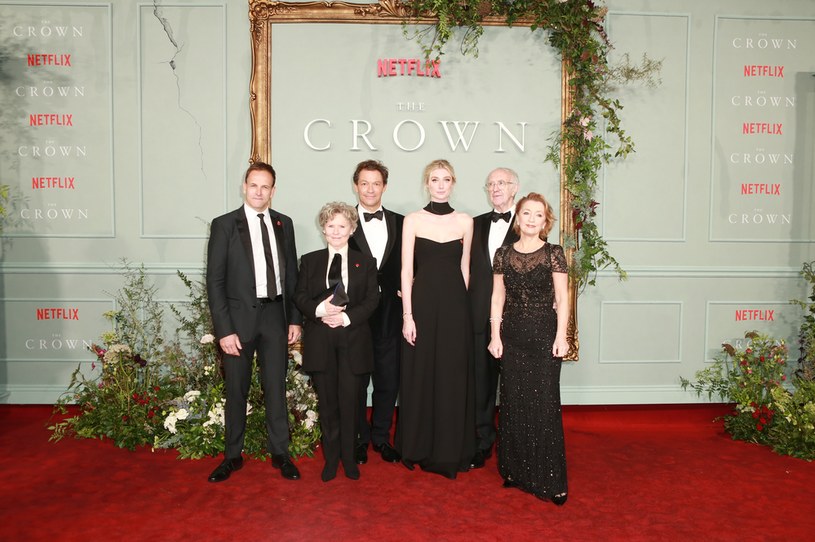 Obsada serialu na premierze piątego sezonu "The Crown" /Netflix /materiały prasowe