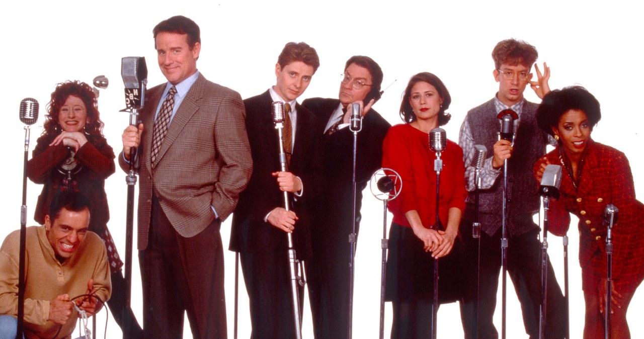 Obsada serialu "NewsRadio". Phil Hartman trzeci z lewej /Courtesy Everett Collection/Everett Collection/East News /East News
