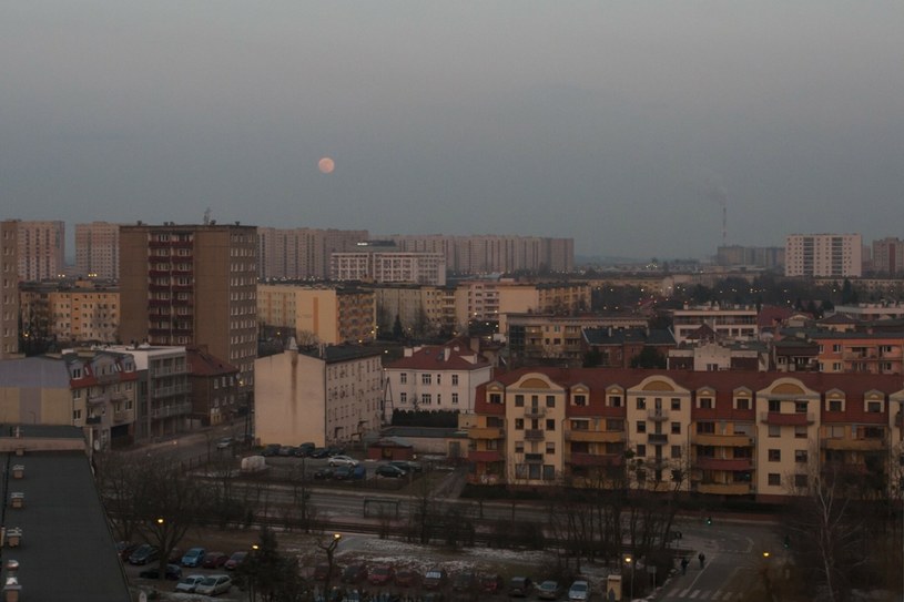 Obserwację nieba mogą utrudniać niesprzyjające warunki atmosferyczne /Dawid Tatarkiewicz /East News