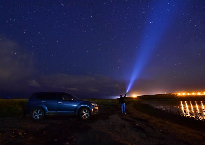 Obserwację nocnego nieba najlepiej zaplanować w okolicy najmniej zanieczyszczonej światłem /Yuri Smityuk/TASS /Getty Images