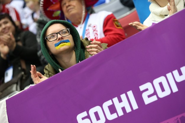 Obserwatorka igrzysk w Soczi z ukraińską flagą namalowaną wokół ust /SRDJAN SUKI /PAP/EPA