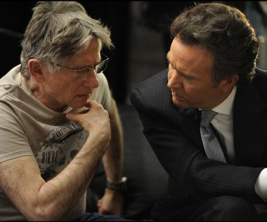 "Obserwowanie Romana Polańskiego przy pracy to wielka przyjemność. Jest absolutnie czarujący i ma niezwykle wyrazisty styl." - chwalił reżysera Pierce Brosnan.