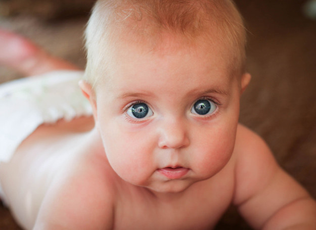 Obserwuj rozwój swojego dziecka od najmłodszych miesięcy. /123RF/PICSEL