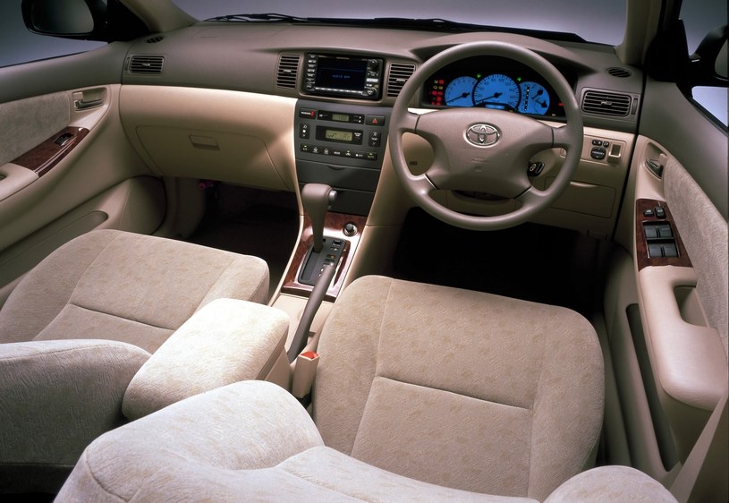 Obsługa Corolli E12 jest intuicyjna, a jej wnętrze nieźle zmontowane /materiały prasowe