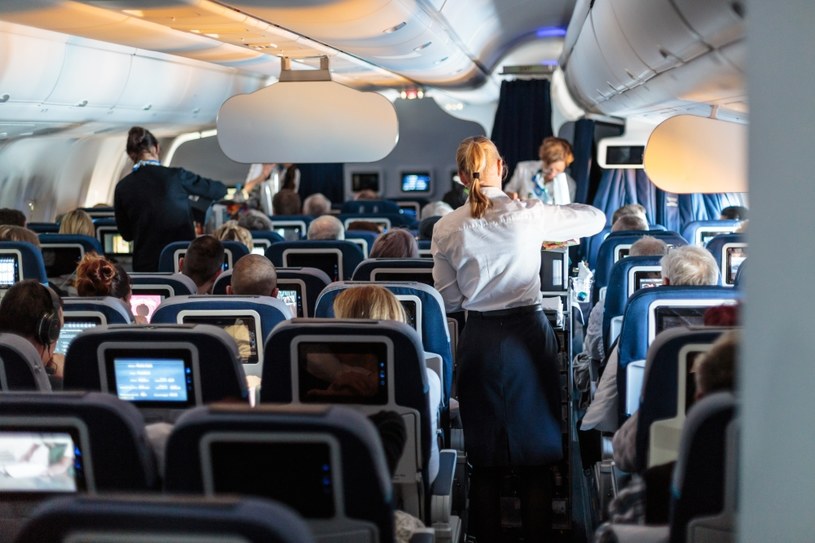 Obsługa lotów radzi, czego unikać w czasie podróży samolotem /123RF/PICSEL