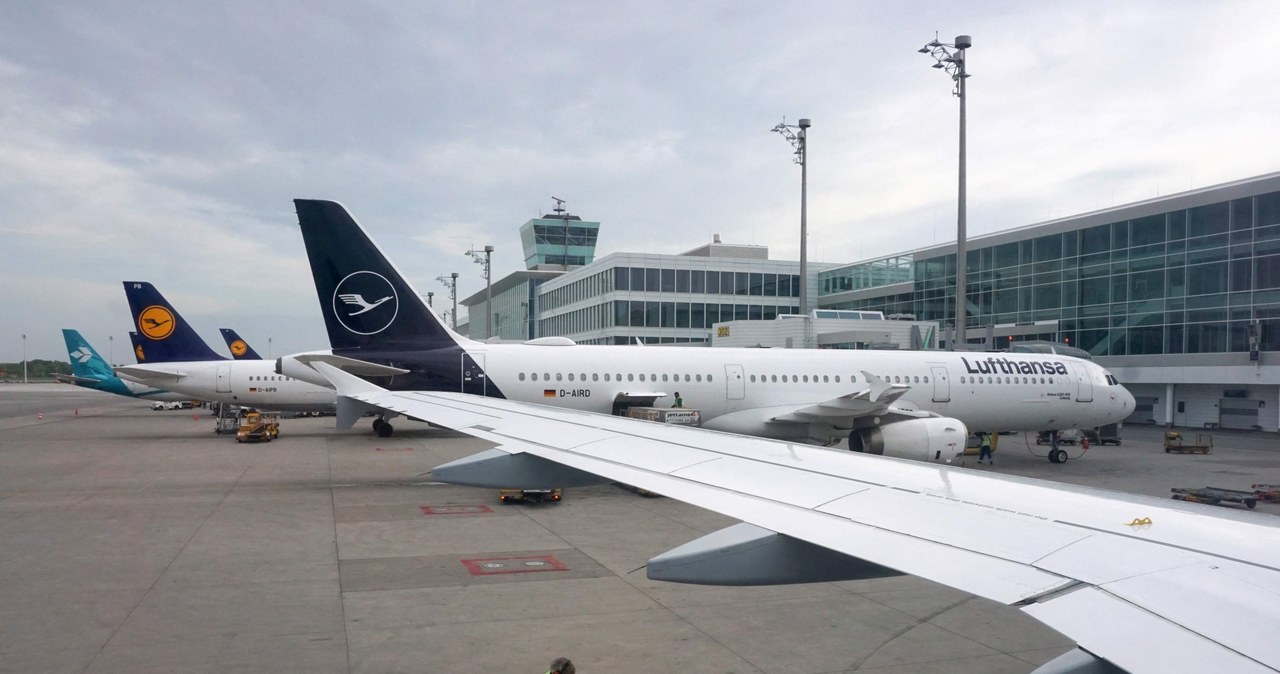 Obsługa samolotu Lufthansy na Franz-Josef Strauss Airport w Monachium