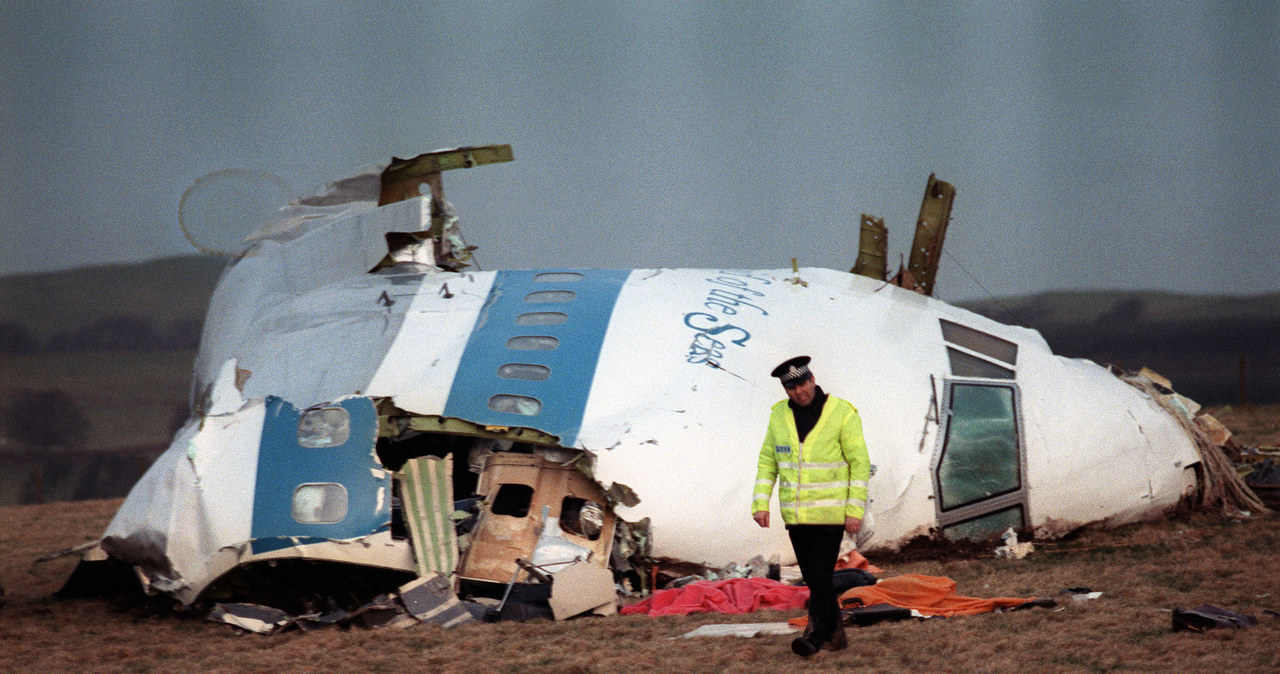 Obszar katastrofy i kokpit zabezpieczany przez policjanta - 22 grudnia 1988 r. /AFP