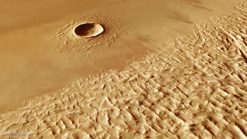 Obszar Lycus Sulci i krater Yelwa odwzorowane na podstawie danych zebranych przez sondę Mars Express. /ESA/DLR/FU Berlin /materiał zewnętrzny