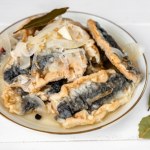 Obtaczam, smażę, a potem wrzucam do zalewy. Ta przekąska na wigilii jest rozchwytywana