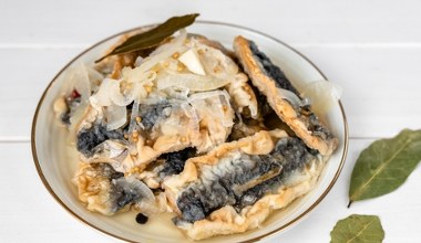 Obtaczam, smażę, a potem wrzucam do zalewy. Ta przekąska na wigilii jest rozchwytywana