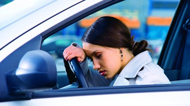 Zaśnięcie za kierownicą podczas jazdy Obturacyjny bezdech podczas snu może dotyczyć nawet 1 mln osób w Polsce. /Motor
