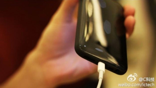 Obudowa taniego iPhone'a.    Fot. weibo.com /materiały prasowe
