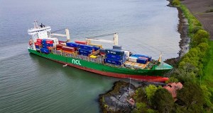 Obudził się i zobaczył w ogrodzie gigantyczny statek! Niewiarygodny incydent