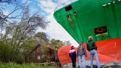 Obudził się i zobaczył w ogrodzie gigantyczny statek! Niewiarygodny incydent