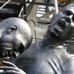 Oburzeni paryżanie protestują przeciw gigantycznej rzeźbie Zidane'a