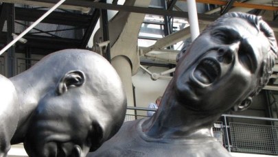 Oburzeni paryżanie protestują przeciw gigantycznej rzeźbie Zidane'a