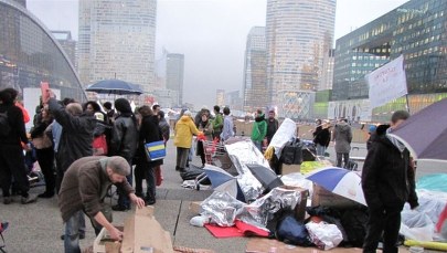 "Oburzeni" w Paryżu śpią pod kartonami, ale nie dają za wygraną