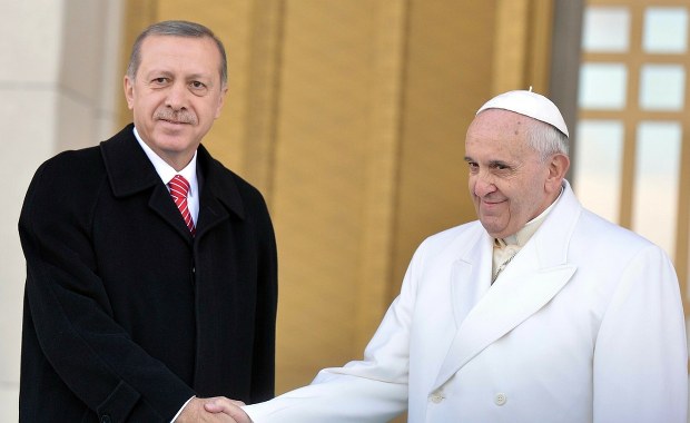 Oburzony Erdogan zadzwoni do papieża w sprawie igrzysk