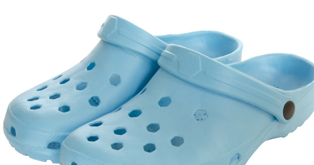 Obuwie typu crocs /123RF/PICSEL