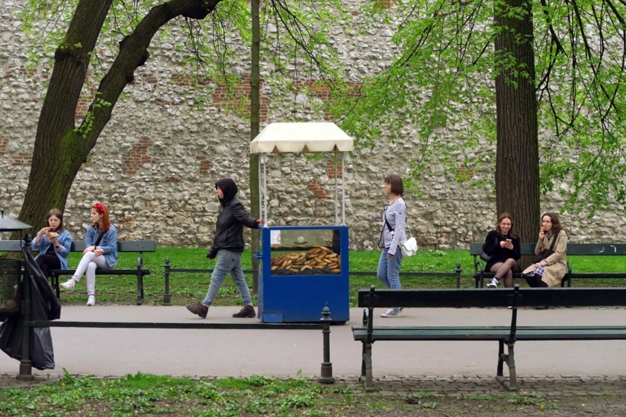 Obwarzanki najłatwiej kupić na ulicznych stoiskach – charakterystycznych wózkach, które można spotkać niemal na każdym rogu Starego Miasta i Kazimierza. /Shutterstock