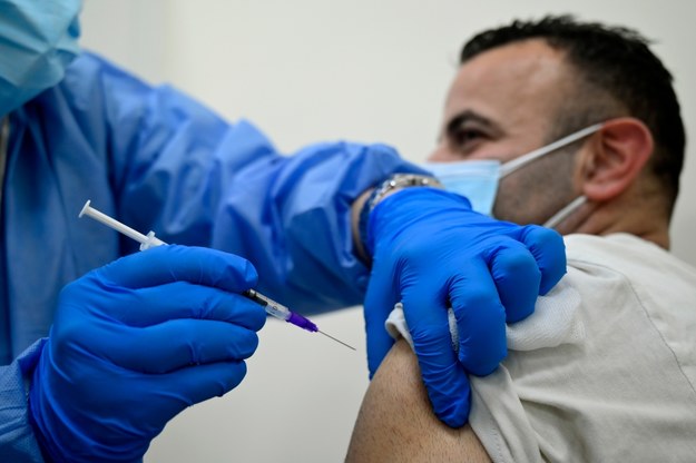 Obywatel Libanu przyjmuje dawkę szczepionki Pfizera przeciw Covid-19 /WAEL HAMZEH /PAP/EPA