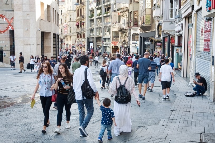 Obywatele i turyści na ulicy w Stambule, Turcja /123RF/PICSEL