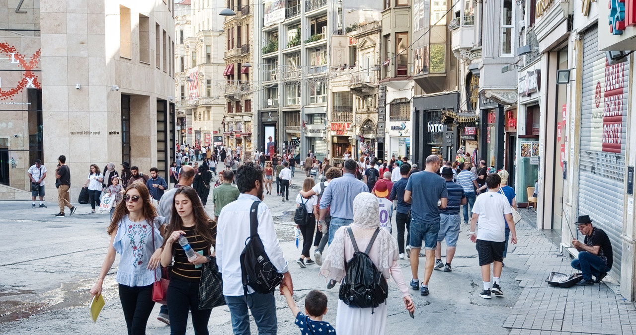Obywatele i turyści na ulicy w Stambule, Turcja /123RF/PICSEL
