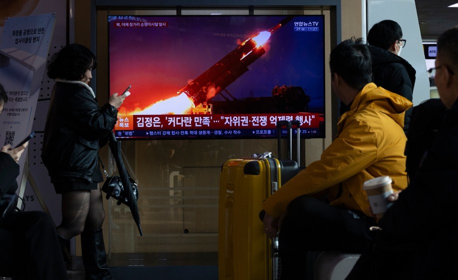 Obywatele Korei Południowej oglądający w telewizji test północnokoreańskich pocisków manewrujących /JEON HEON-KYUN /PAP/EPA