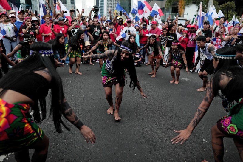 Obywatele Panamy wyszli w środę na ulice miast, aby zamanifestować radość z powodu unieważnienia przez panamski Sąd Najwyższy kontrowersyjnego kontraktu na budowę i eksploatację odkrywkowej kopalni miedzi /Roberto Cisneros /AFP