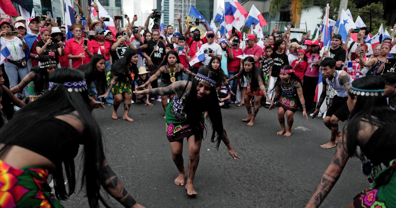 Obywatele Panamy wyszli w środę na ulice miast, aby zamanifestować radość z powodu unieważnienia przez panamski Sąd Najwyższy kontrowersyjnego kontraktu na budowę i eksploatację odkrywkowej kopalni miedzi /Roberto Cisneros /AFP