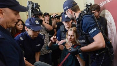 Obywatele RP zablokowali wejście do KRS. Policja usunęła protestujących z budynku