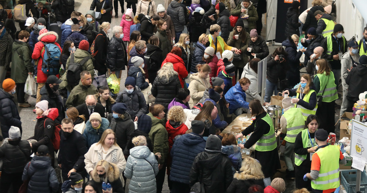 Obywatele Ukrainy przyjeżdżają do Polski uciekając przed wojną. Na zdjęciu: dworzec Warszawa Centralna /Stefan Maszewski /Reporter
