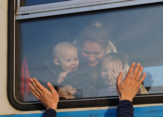 Obywatele Ukrainy żegnający swoje rodziny w drodze do Polski /MYKOLA TYS /PAP/EPA