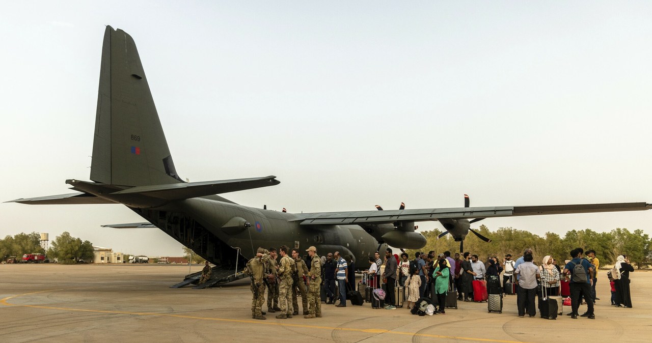 Obywatele Wielkiej Brytanii wsiadający na pokład samolotu RAF w Akrotiri na Cyprze po ewakuacji z Sudanu, 26 kwietnia 2023 r. /LPhot Mark Johnson/Associated Press /East News