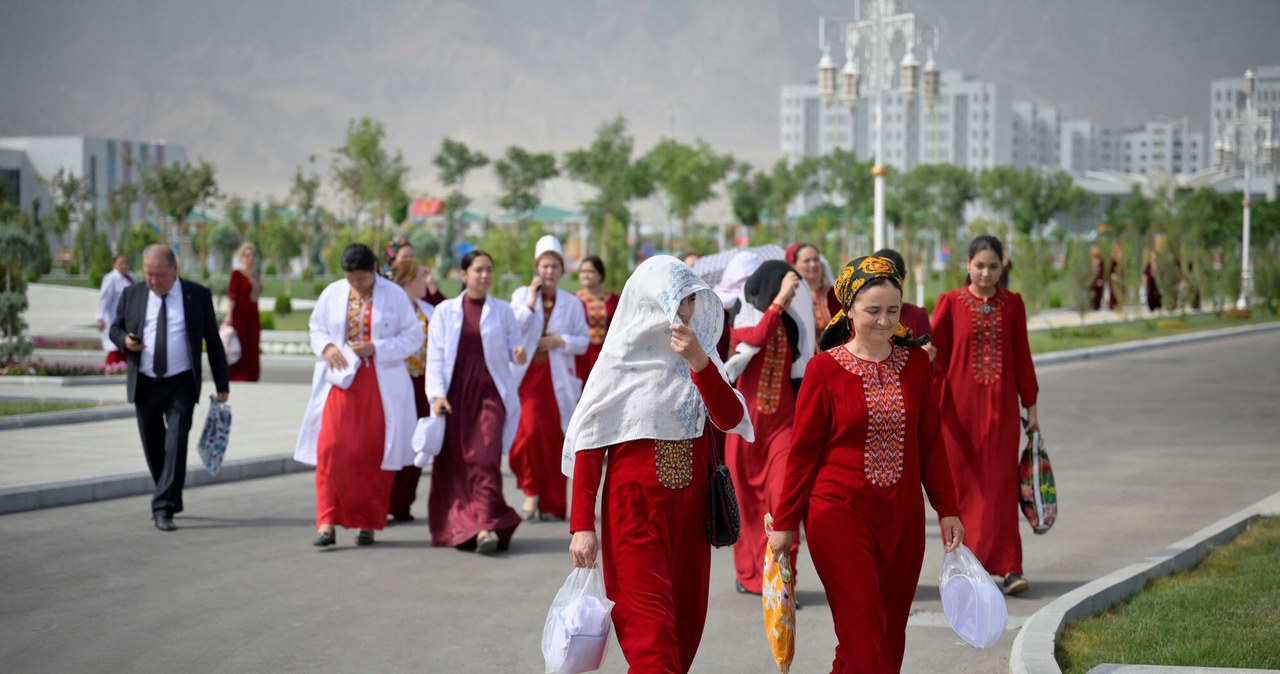 Obywatelkom Turkmenistanu wcześniej zakazano się malować /NATALIA KOLESNIKOVA/AFP/East News /East News