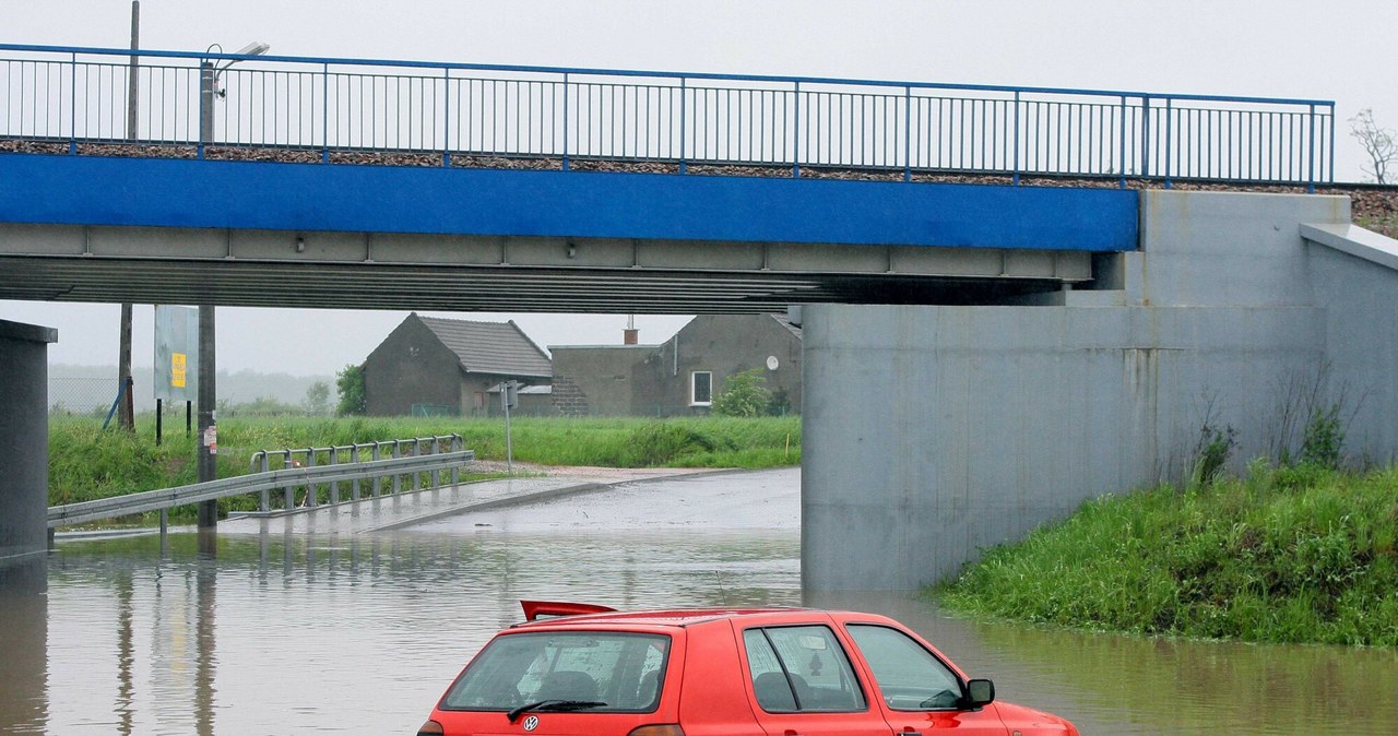 OC nie chroni samochodu od kradzieży lub zniszczenia przez czynniki zewnętrze, a takim czynnikiem jest pogoda. /JACEK KOZIOL/East News /East News