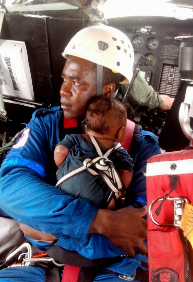 Ocalałe dziecko w objęciach ratownika /Colombian Air Force /PAP/EPA
