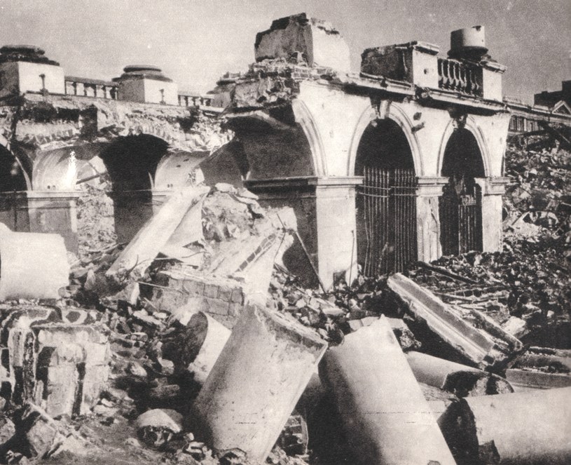Ocalały fragment arkad po zniszczeniu Pałacu przez Niemców w 1944 roku /Jan Bułhak  /domena publiczna