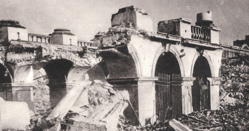 Ocalały fragment arkad po zniszczeniu Pałacu przez Niemców w 1944 roku /Jan Bułhak  /domena publiczna
