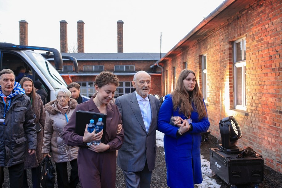 Ocalały z Zagłady Bernard Offen w drodze na główne obchody Międzynarodowego Dnia Pamięci o Ofiarach Holokaustu. /Jarek Praszkiewicz /PAP