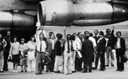 Ocaleni po katastrofie wracają do domów. Lotnisko w Montevideo, grudzień 1970 r. /AFP