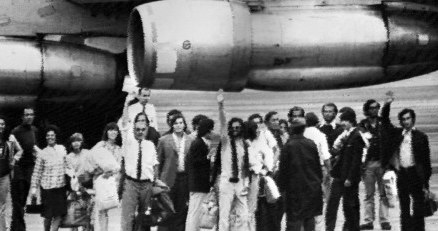 Ocaleni po katastrofie wracają do domów. Lotnisko w Montevideo, grudzień 1970 r. /AFP