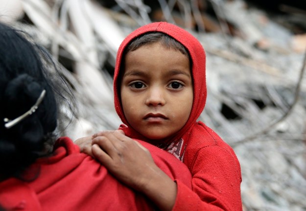 Ocaleni w trzęsieniu ziemi mieszkańcy Nepalu /Narendra Shrestha /PAP/EPA